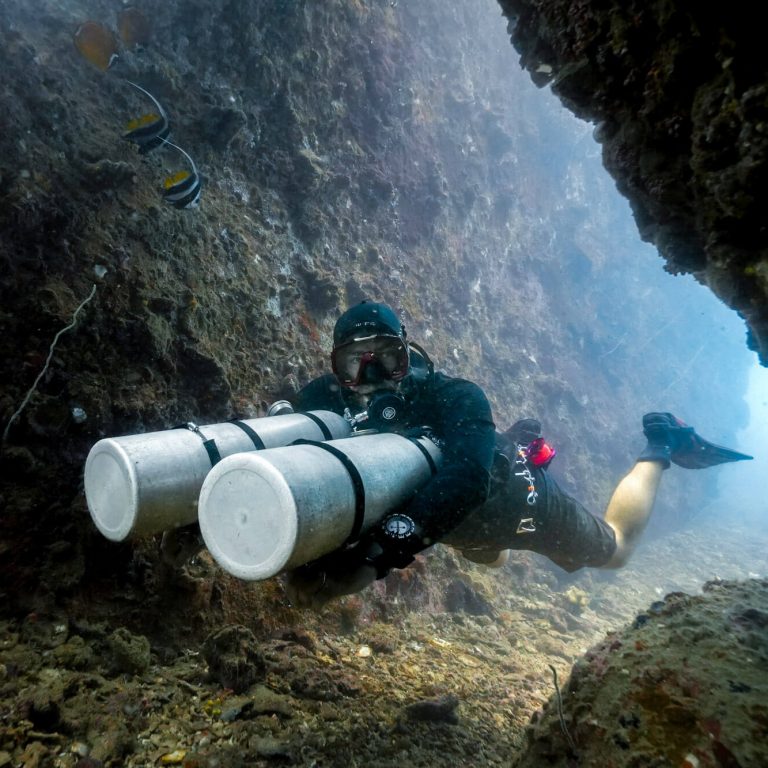 sidemount in water swim through(1)